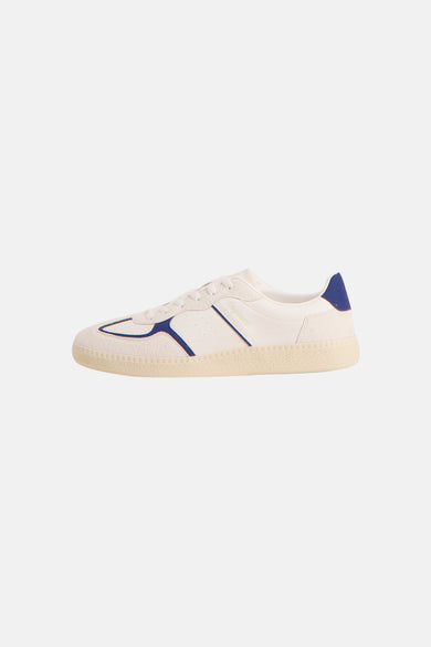 Witte sneakers van ACCESSORIES BY JACK & JONES, met blauwe accenten bij de zijkant en hiel.
