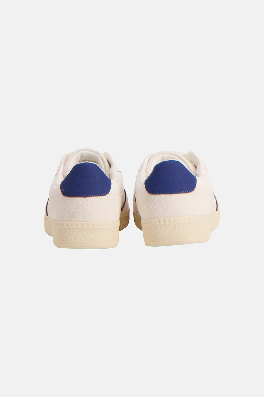 Baskets blanches d'ACCESSORIES BY JACK & JONES, vues de dos avec des détails bleus sur le talon.