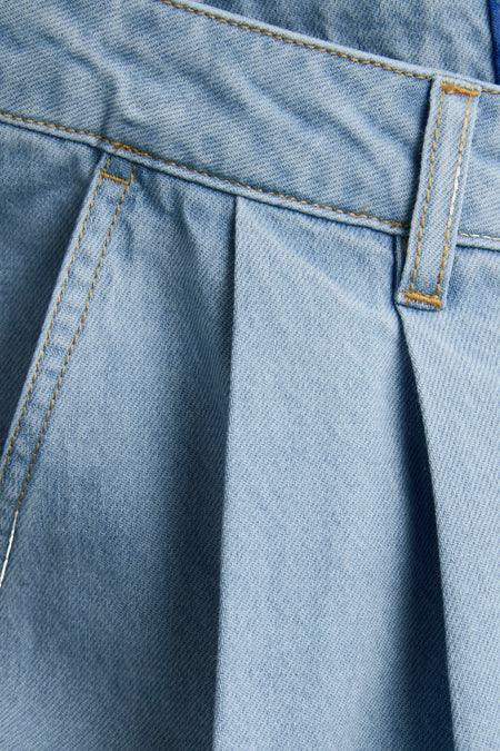 Jean en denim bleu clair de JJXX, avec plis et détails de surpiqûres.