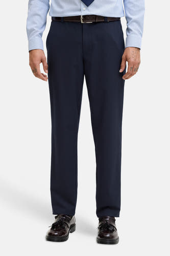Pantalon bleu de JACK & JONES JEANS INTELLIGENCE, combiné avec une chemise rayée, une cravate et des chaussures en cuir.