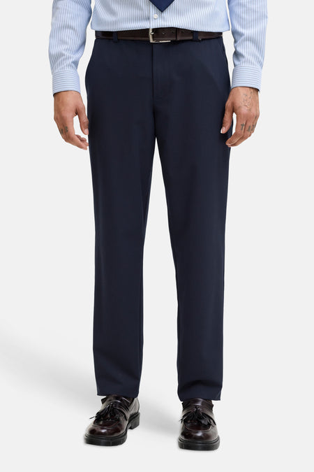 Pantalon bleu de JACK & JONES JEANS INTELLIGENCE, combiné avec une chemise rayée, une cravate et des chaussures en cuir.