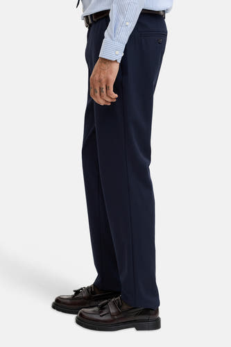 Pantalon bleu de JACK & JONES JEANS INTELLIGENCE, avec une texture lisse, une ceinture et des mocassins marron foncé.