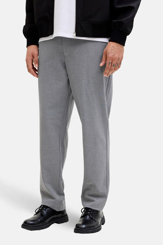 Pantalon gris de JACK & JONES JEANS INTELLIGENCE, combiné avec un polo blanc et un blouson bomber noir.