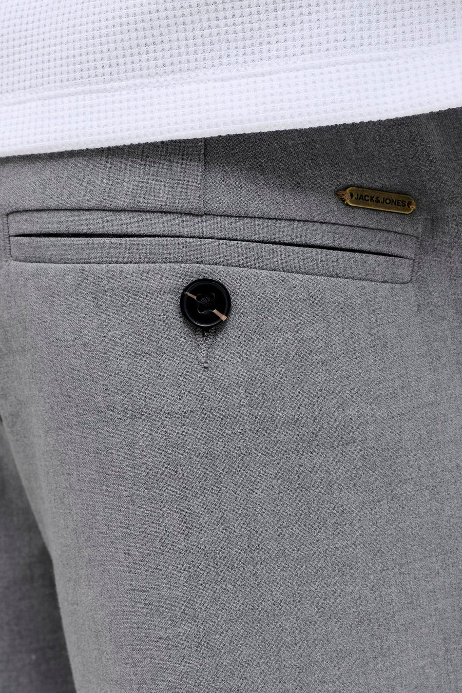 Pantalon gris de JACK & JONES JEANS INTELLIGENCE, avec poche passepoilée et logo de la marque.