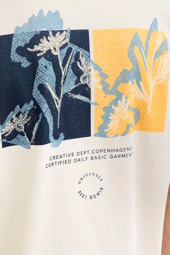 T-shirt écru de ORIGINALS BY JACK & JONES, avec imprimé floral graphique bleu et jaune.