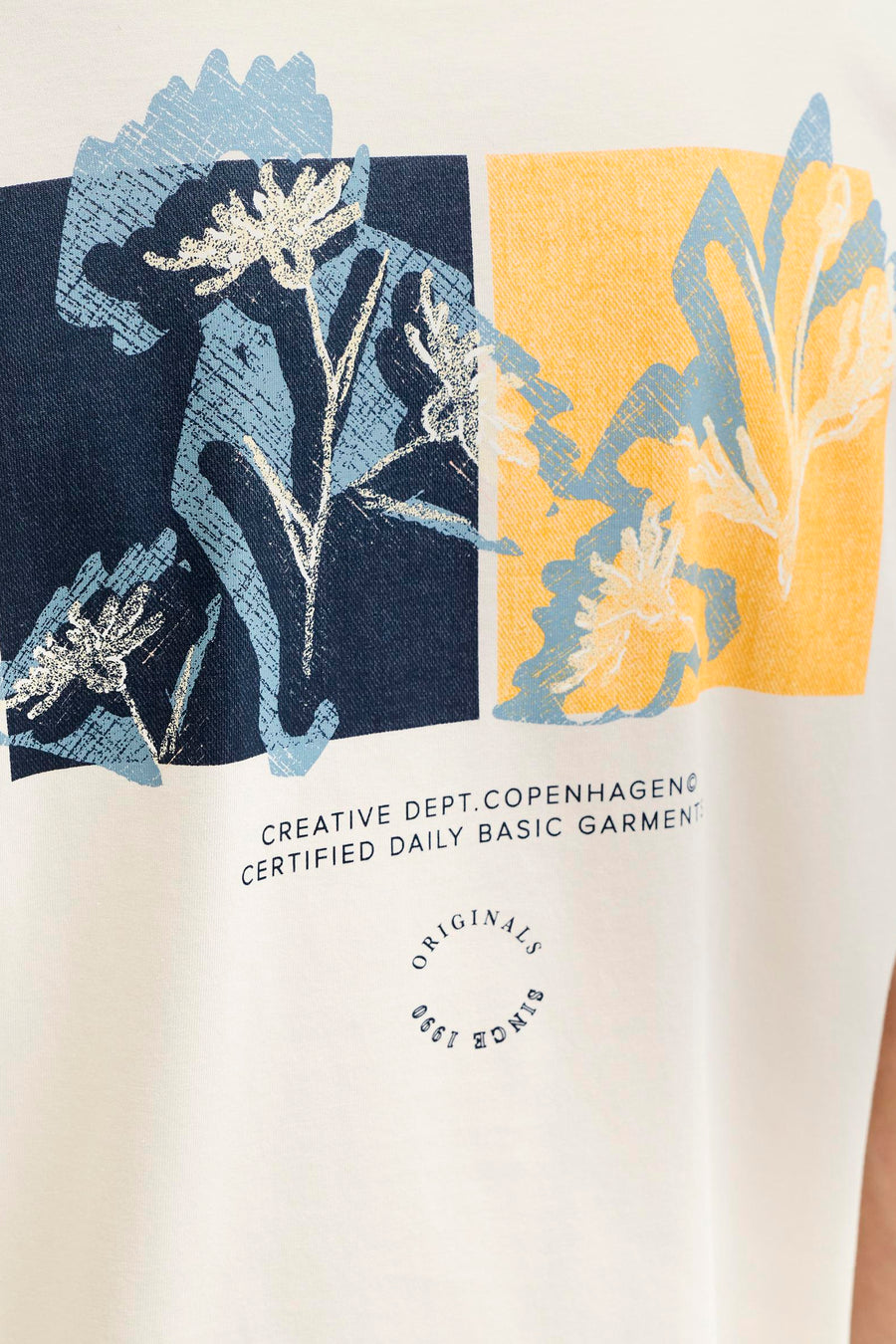 T-shirt écru de ORIGINALS BY JACK & JONES, avec imprimé floral graphique bleu et jaune.