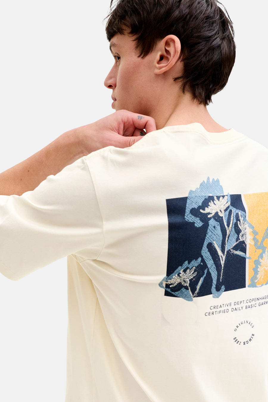 T-shirt écru de ORIGINALS BY JACK & JONES, avec un imprimé graphique au dos.