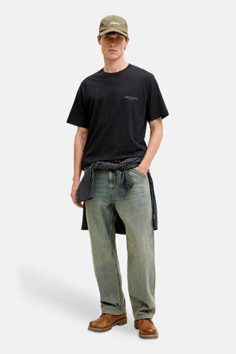 T-shirt noir de ORIGINALS BY JACK & JONES, à manches courtes et coupe décontractée, à combiner avec une chemise à carreaux et un jean bleu.
