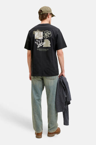 T-shirt noir à manches courtes de ORIGINALS BY JACK & JONES, avec imprimé au dos, combiné avec un jean bleu et des chaussures marron.
