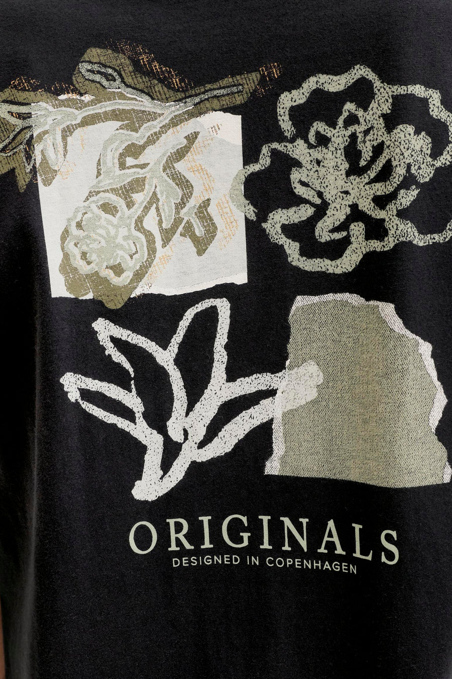 T-shirt noir de ORIGINALS BY JACK & JONES, avec imprimé floral graphique et le texte "ORIGINALS DESIGNED IN COPENHAGEN".