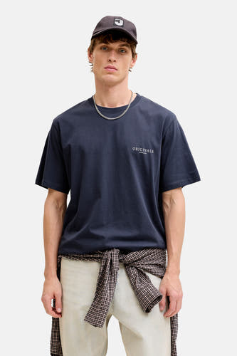 T-shirt bleu de ORIGINALS BY JACK & JONES, à manches courtes et avec un petit imprimé texte sur la poitrine, combiné avec une chemise à carreaux nouée à la taille.