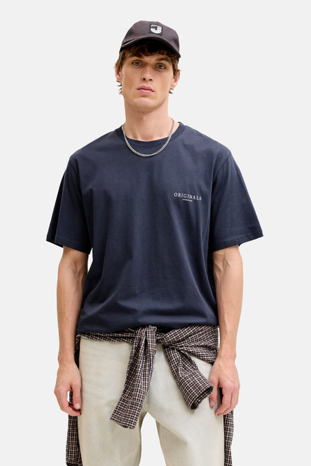 T-shirt bleu de ORIGINALS BY JACK & JONES, à manches courtes et avec un petit imprimé texte sur la poitrine, combiné avec une chemise à carreaux nouée à la taille.