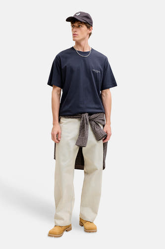 Blauw T-shirt van ORIGINALS BY JACK & JONES, met korte mouwen en een kleine tekstprint op de borst, gecombineerd met een geruit overhemd om de taille.