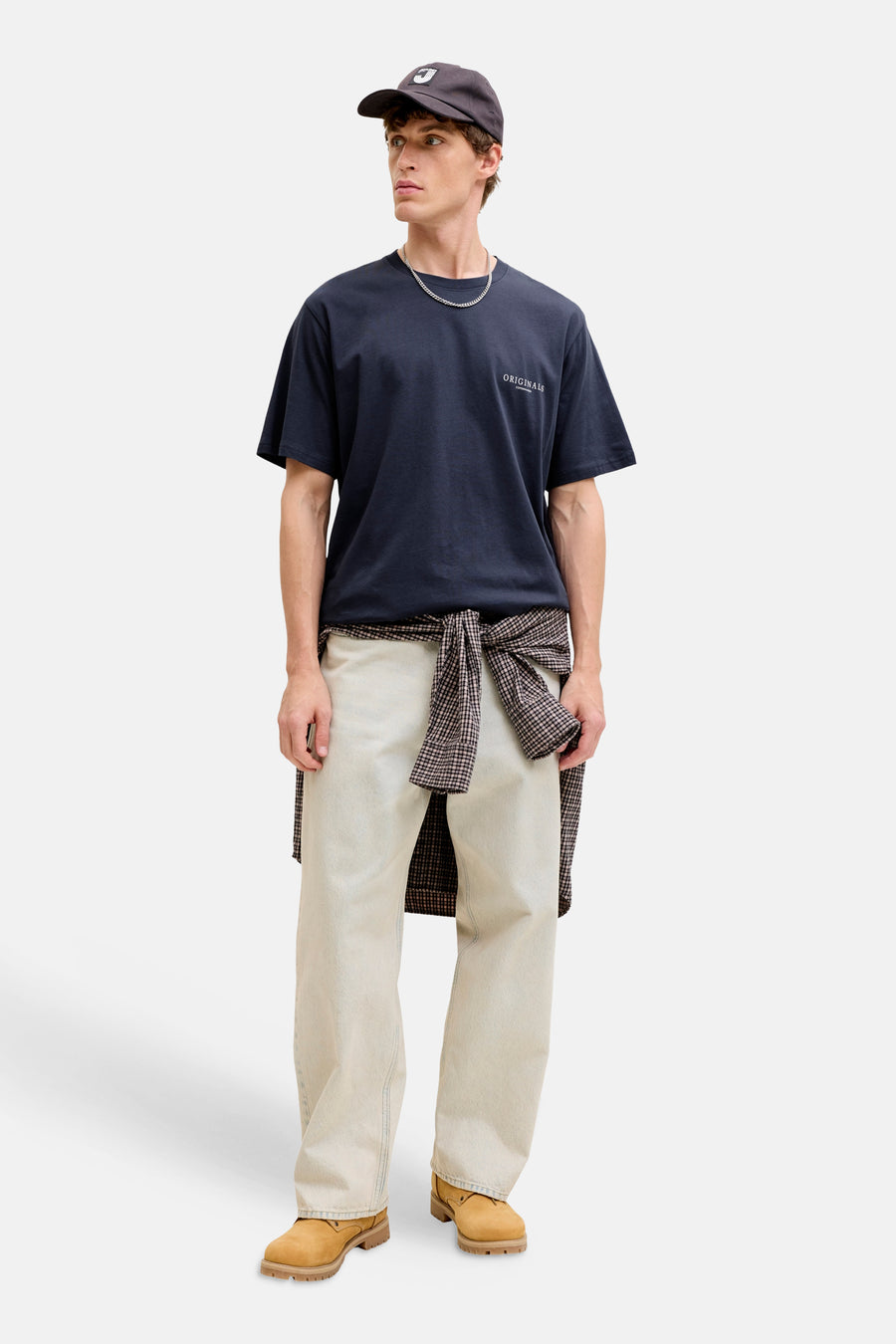 Blauw T-shirt van ORIGINALS BY JACK & JONES, met korte mouwen en een kleine tekstprint op de borst, gecombineerd met een geruit overhemd om de taille.