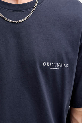 T-shirt bleu de ORIGINALS BY JACK & JONES avec un lettrage blanc et une chaîne argentée.