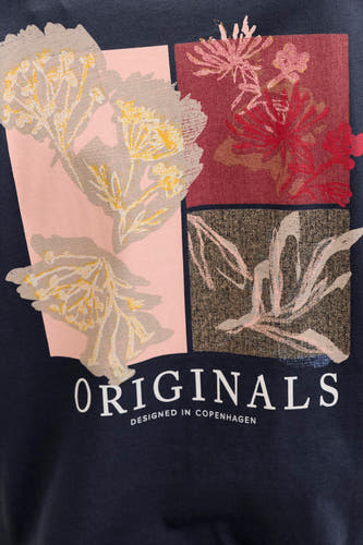 T-shirt bleu de ORIGINALS BY JACK & JONES avec des carrés à motifs floraux roses, rouges et marron.