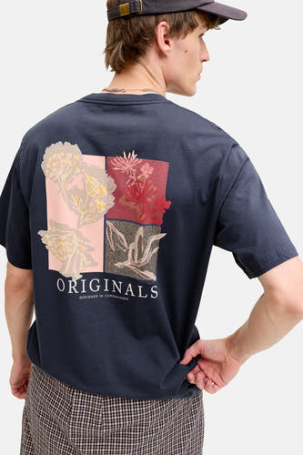 T-shirt bleu de ORIGINALS BY JACK & JONES, avec un imprimé floral graphique au dos et un pantalon à carreaux.