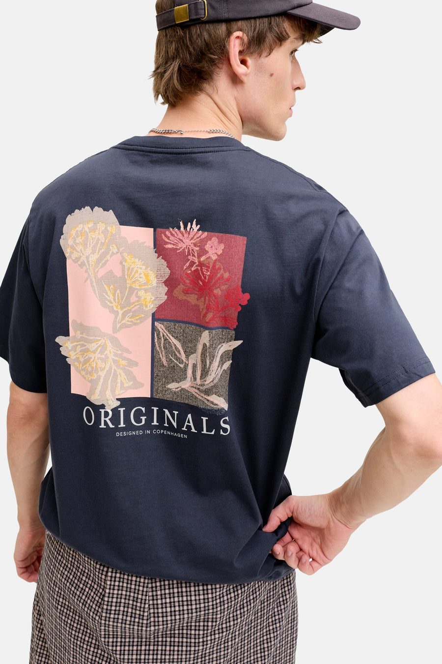 T-shirt bleu de ORIGINALS BY JACK & JONES, avec un imprimé floral graphique au dos et un pantalon à carreaux.