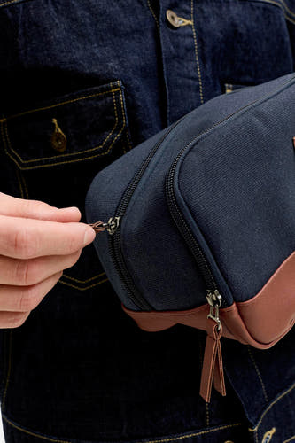 Toilettes bleues d'ACCESSORIES BY JACK & JONES, avec des accents en cuir marron et une fermeture éclair, associées à un blouson denim bleu marine.