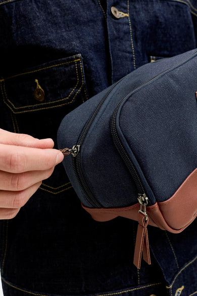 Toilettes bleues d'ACCESSORIES BY JACK & JONES, avec des accents en cuir marron et une fermeture éclair, associées à un blouson denim bleu marine.