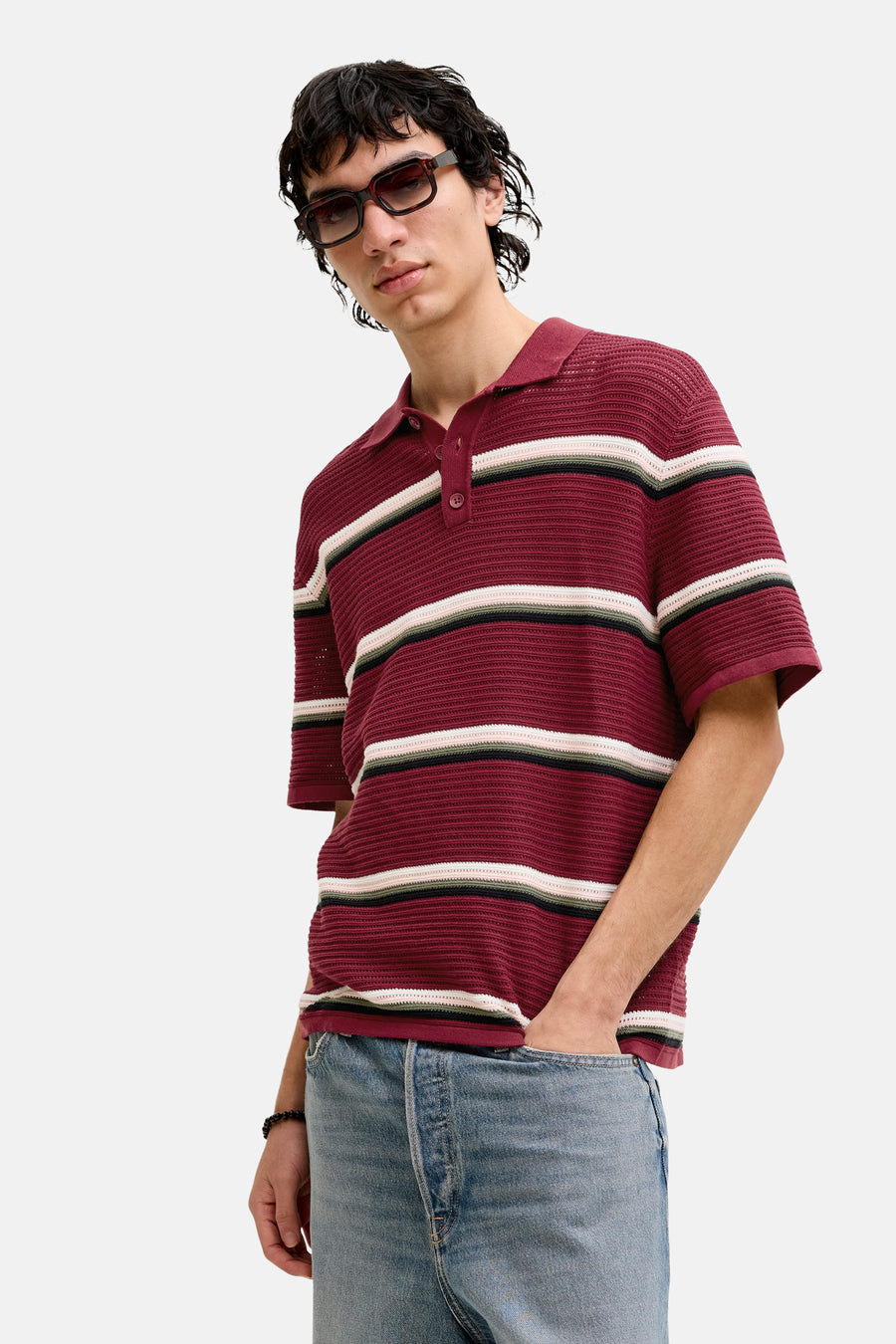 Polo rouge à manches courtes de ORIGINALS BY JACK & JONES, à motif rayé et portée avec un jean.