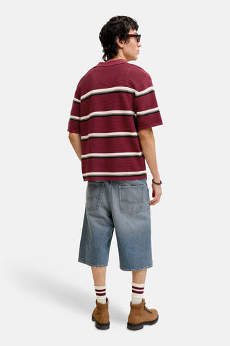 Polo rouge à manches courtes de ORIGINALS BY JACK & JONES, à motif rayé, portée avec un short en jean et des bottes marron.