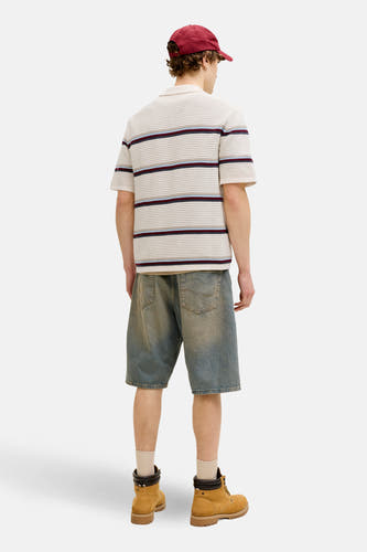 Polo multicolore ORIGINALS BY JACK & JONES, à motif rayé, porté avec un short en jean et des bottes marron.