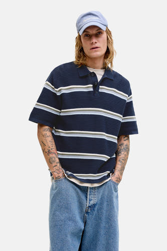 Polo bleue de ORIGINALS BY JACK & JONES, à rayures horizontales et coupe décontractée, portée avec un short en jean et des bottes marron.