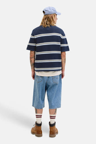 Polo bleu de ORIGINALS BY JACK & JONES, avec des rayures horizontales et des manches courtes.