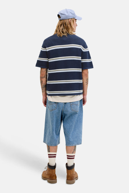 Polo bleu de ORIGINALS BY JACK & JONES, avec des rayures horizontales et des manches courtes.