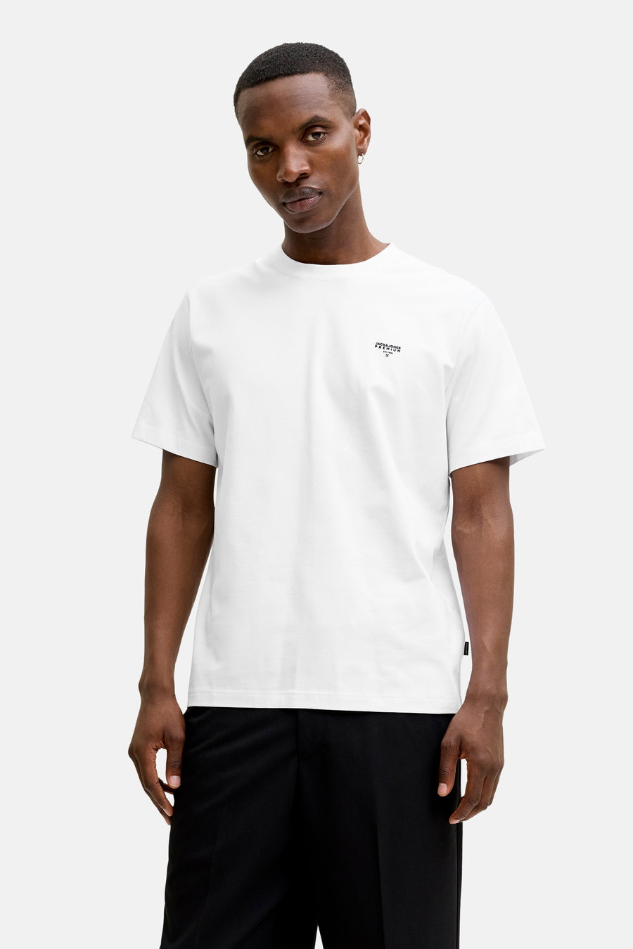T-shirt blanc à manches courtes de PREMIUM by JACK & JONES, avec un petit imprimé texte sur la poitrine et un design uni.
