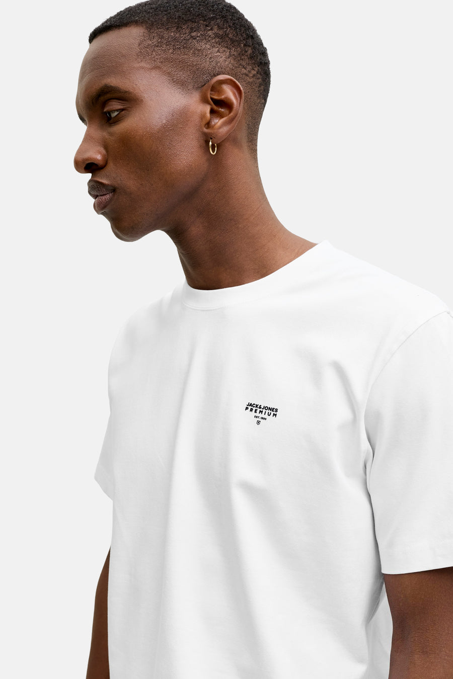 T-shirt blanc à manches courtes de PREMIUM by JACK & JONES, avec un petit logo sur la poitrine.