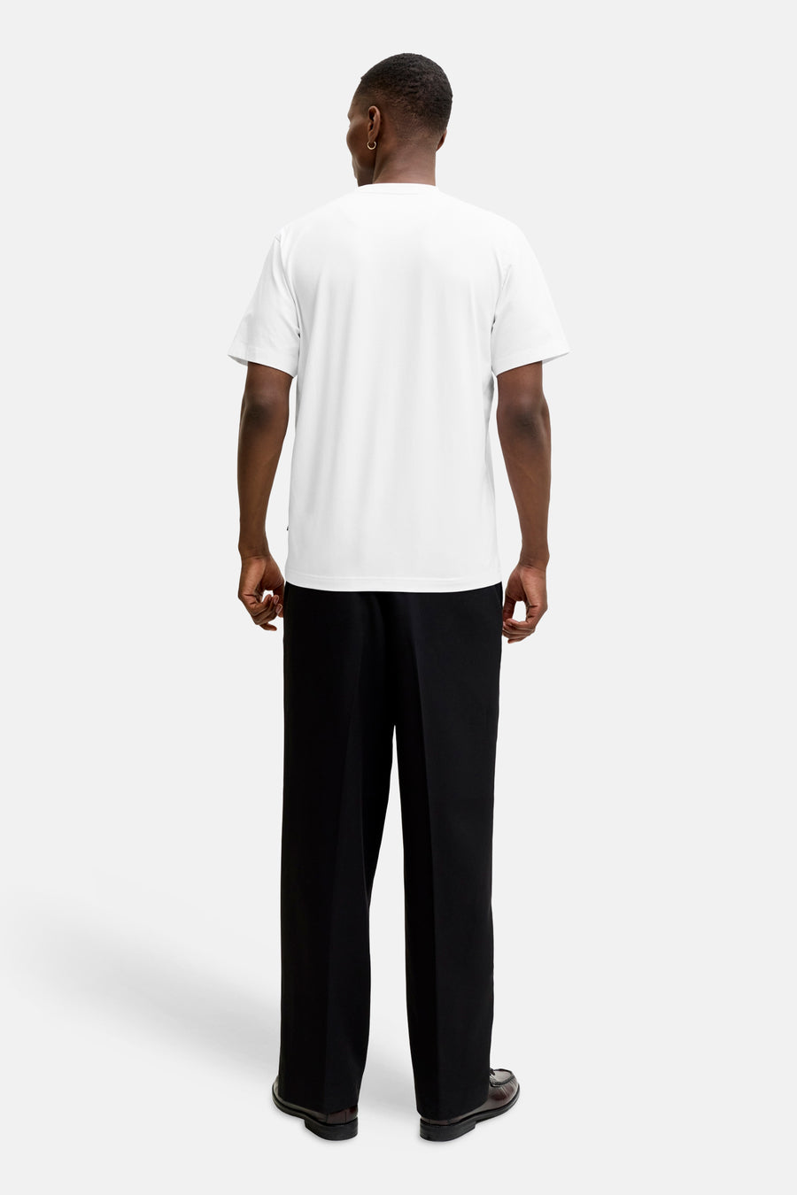 T-shirt blanc à manches courtes de PREMIUM by JACK & JONES, vu de dos, avec pantalon noir.