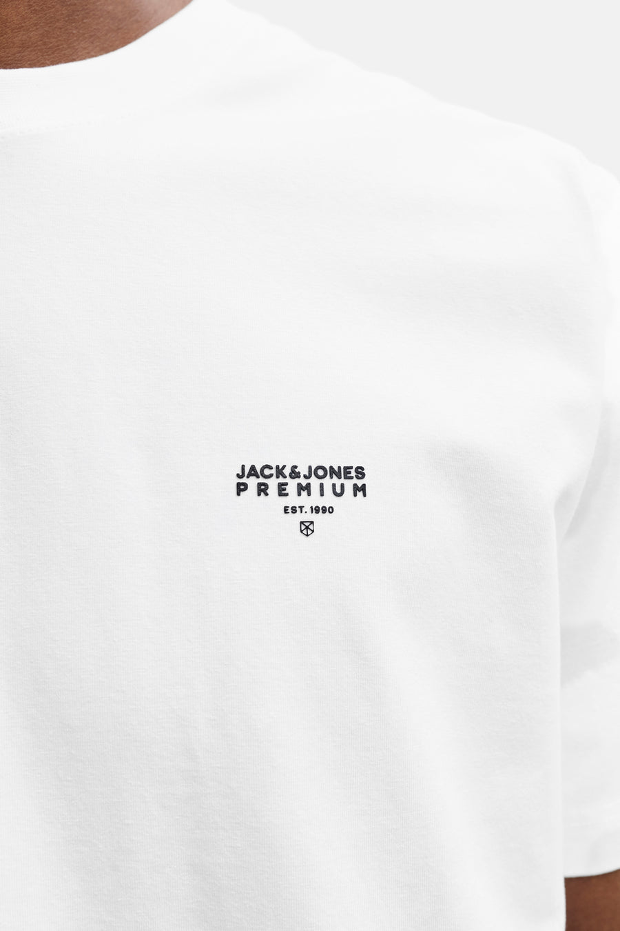 T-shirt blanc à manches courtes de PREMIUM by JACK & JONES, avec un petit logo sur la poitrine.