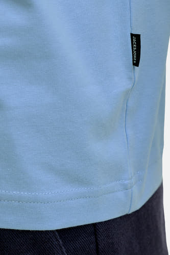 T-shirt bleu à manches courtes de PREMIUM by JACK & JONES, gros plan sur la texture et l'étiquette de la marque.