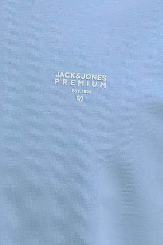 T-shirt bleu à manches courtes de PREMIUM by JACK & JONES, avec logo blanc sur la poitrine.