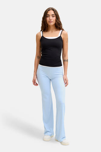 Pantalon de jogging bleu de JJXX, à jambes larges et porté avec un haut noir.
