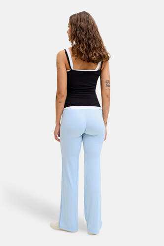 Pantalon de jogging bleu de JJXX, vu de dos, avec jambes larges et une bande blanche sur le dessus.