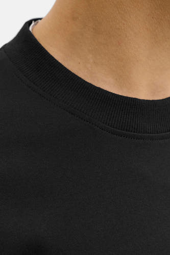 T-shirt noir à manches courtes de PREMIUM by JACK & JONES, avec un col rond côtelé et une texture douce.