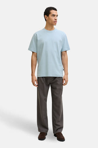 Blauw T-shirt met korte mouwen van PREMIUM by JACK & JONES, gecombineerd met een grijze pantalon en bruine schoenen.