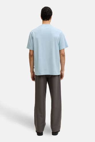 T-shirt bleu à manches courtes de PREMIUM by JACK & JONES, vu de dos, combiné avec un pantalon marron.