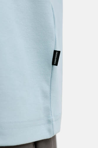 T-shirt bleu à manches courtes de PREMIUM by JACK & JONES, avec une petite étiquette noire sur le côté.