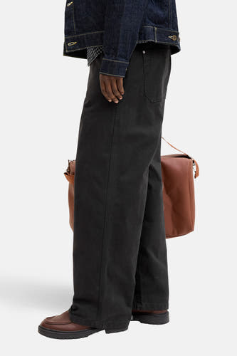 Pantalon noir de JACK & JONES JEANS INTELLIGENCE, à jambes larges et chaussures en cuir marron.