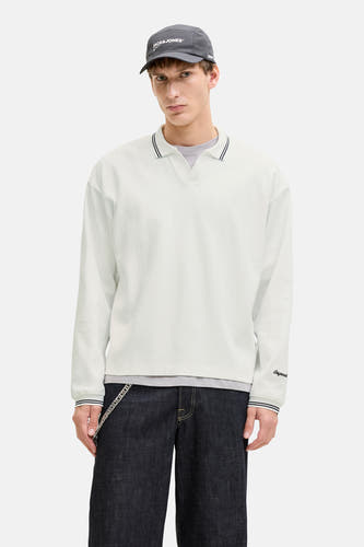Pull blanc à col rond de ORIGINALS BY JACK & JONES, porté sous une veste à carreaux, combiné avec une casquette et un jean foncé.