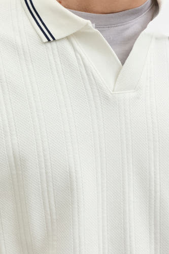 Pull blanc de ORIGINALS BY JACK & JONES, avec des côtes et un col polo, combiné avec un t-shirt gris.