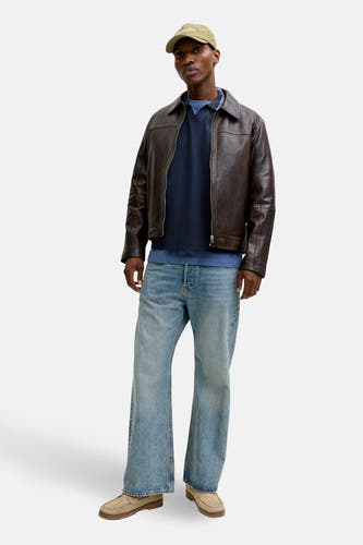 Blauwe sweater met ronde hals van ORIGINALS BY JACK & JONES, gedragen met een leren jas, jeans en een pet.