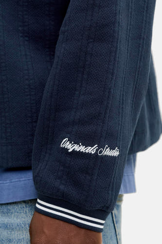 Pull bleu de ORIGINALS BY JACK & JONES, avec texture tricotée, broderie 'Originals Studio' sur la manche et bords rayés.