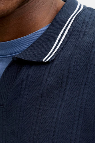 Pull bleu de ORIGINALS BY JACK & JONES, avec un col rayé et une texture en maille fine.