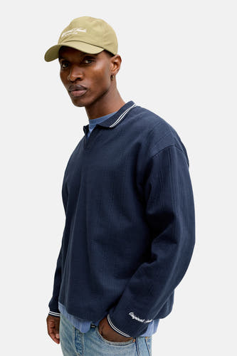 Pull bleu de ORIGINALS BY JACK & JONES, avec un col et des poignets rayés, et un texte brodé sur la manche.