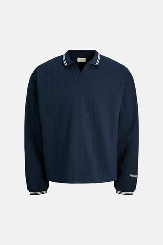 Pull bleu de ORIGINALS BY JACK & JONES, avec texture à rayures verticales, col polo avec passepoil blanc et logo sur la manche.